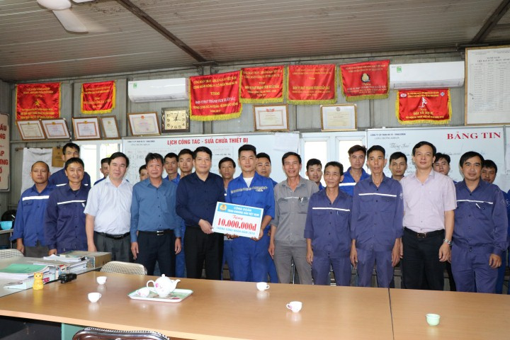 Thăm và tặng quà Công trường Khoan - Công ty CP Than Hà Tu