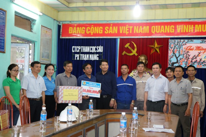 Thăm và tặng quà Phân xưởng Trạm mạng - Công ty CP Than Cọc Sáu