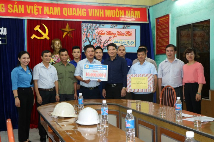 Thăm và tặng quà Phân xưởng Vận tải Ô tô số 2 - Công ty CP Than Cọc Sáu