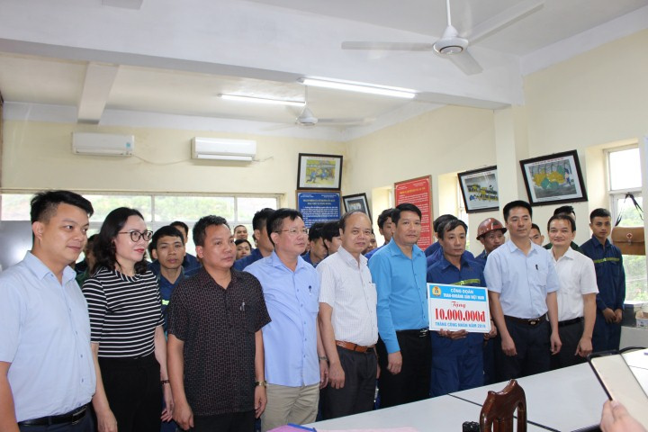 Thăm và tặng quà Phân xưởng Khai thác than 4 - Công ty Than Dương Huy