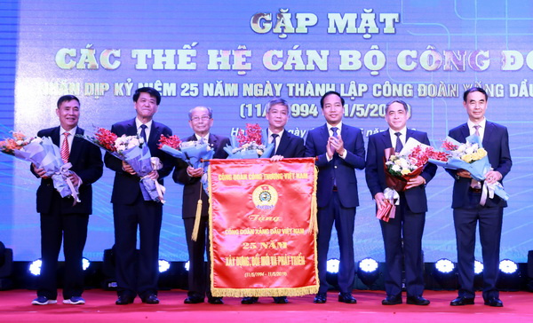 Chủ tịch Công đoàn Công Thương Việt Nam Trần Quang Huy trao trướng khen tặng Công đoàn Xăng dầu Việt Nam