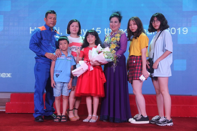 Ba thế hệ gia đình anh Vương Trung Kiên tại Hội thi 