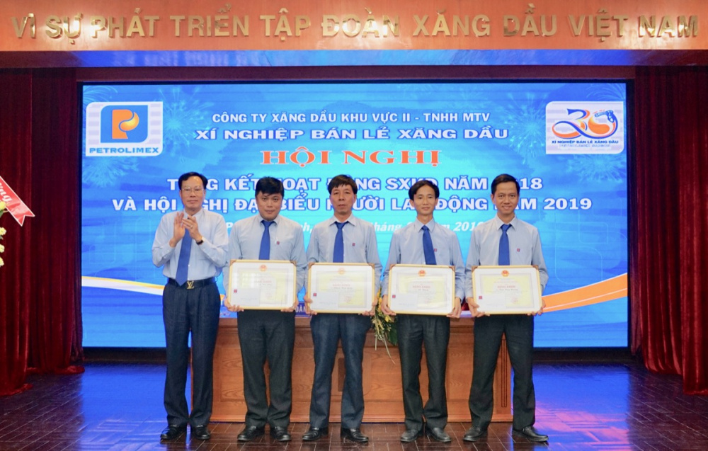 Chủ tịch Petrolimex Sài Gòn Nguyễn Văn Cảnh trao Bằng khen của Cwin63 sân chơi đỉnh cao tặng thưởng cho các cá nhân có thành tích xuất sắc 