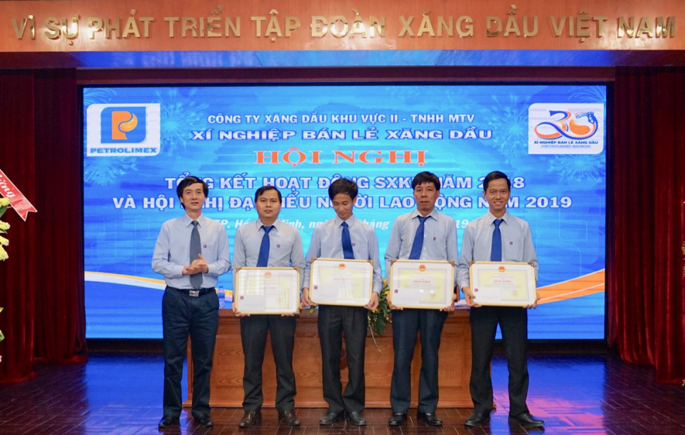 Phó giám đốc - Chủ tịch Công đoàn Petrolimex Sài Gòn Nguyễn Danh Hùng trao Bằng khen của Cwin63 sân chơi đỉnh cao tặng thưởng cho các Tập thể có thành tích xuất sắc 