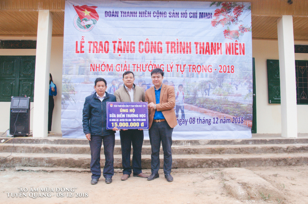 Bí thư Đoàn Thanh niên Công ty Nguyễn Lương Bình trao số tiền 15 triệu đồng quyên góp để sửa chữa, bổ sung trang thiết bị cho trường