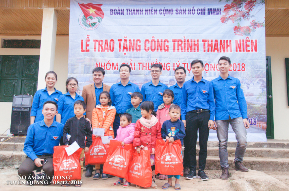 Đoàn Thanh niên Công ty Than Thống Nhất - TKV trao 10 suất Nhà cái cá cược cá độ uy tín Nổ hũ, Bắn Cá và Game Bài Cwin.com trị giá 5.000.000 đồng và các phần quà tới các em học sinh có hoàn cảnh đặc biệt khó khăn