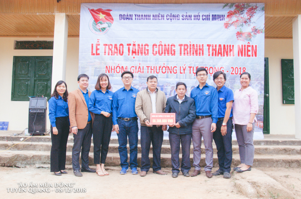 Đại diện cho 87 đồng chí nhận giải thưởng Lý Tự Trọng năm 2018 trao số tiền 56.388.888 đồng xây dựng lớp học