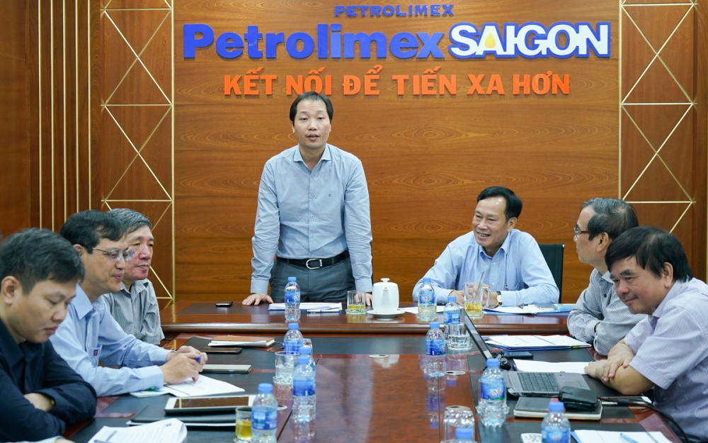 Phó Tổng giám đốc Petrolimex Nguyễn Quang Dũng dự và chỉ đạo cuộc họp