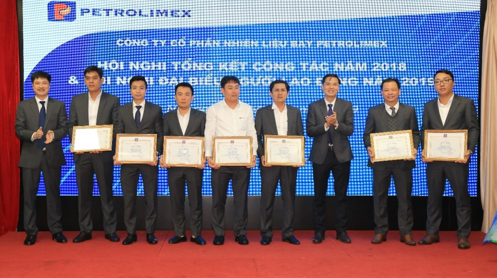 Ông Nguyễn Thanh Sơn - Phó Tổng giám đốc và ông Ngô Quốc Tuấn - Phó Tổng Giám đốc trao Giấy khen cho các cá nhân có thành tích xuất sắc năm 2018