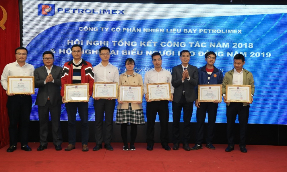 Ông Trần Thanh Long - Phó tổng giám đốc và ông Ngô Quốc Tuấn - Phó Tổng Giám đốc trao Giấy khen cho các cá nhân có thành tích xuất sắc năm 2018