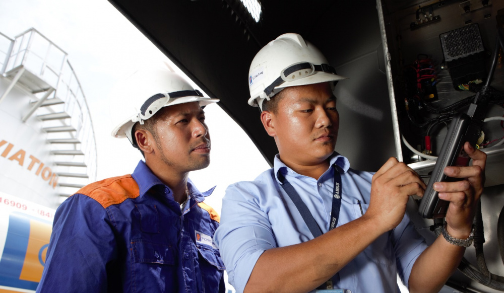 Nhân viên kỹ thuật kiểm tra định kỳ phương tiện tra nạp, hệ thống công nghệ, hệ thống chữa cháy tại kho chứa nhiên liệu