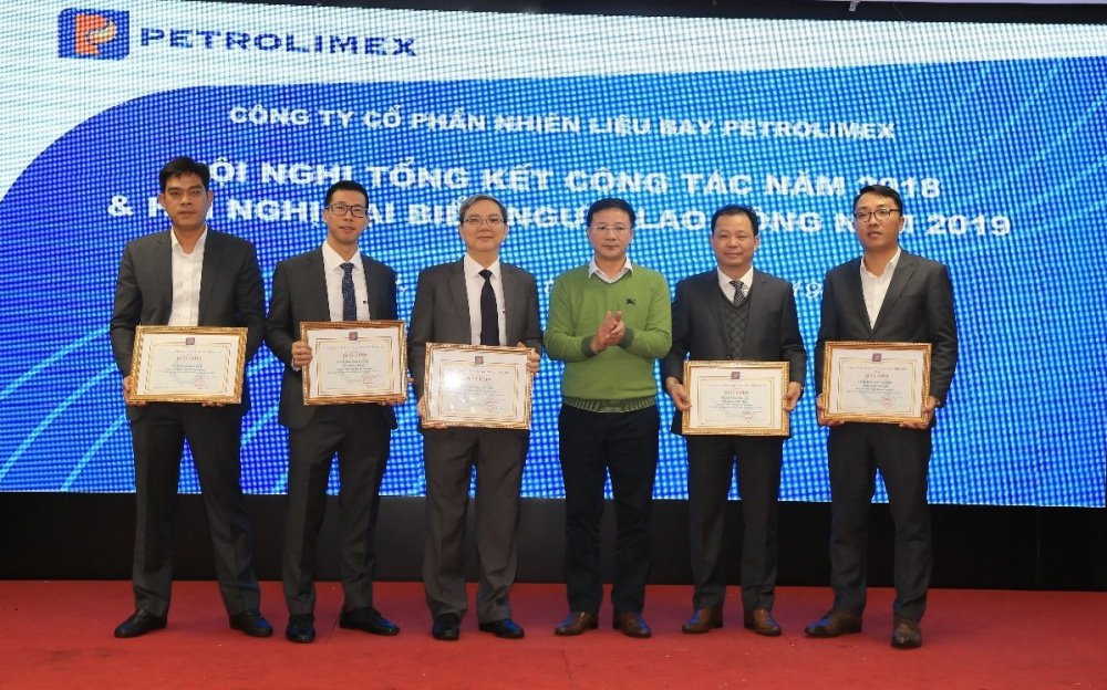 Ông Đặng Trần Hiếu - Ủy viên HĐQT chuyên trách Công ty trao Giấy khen cho các tập thể có thành tích xuất sắc năm 2018