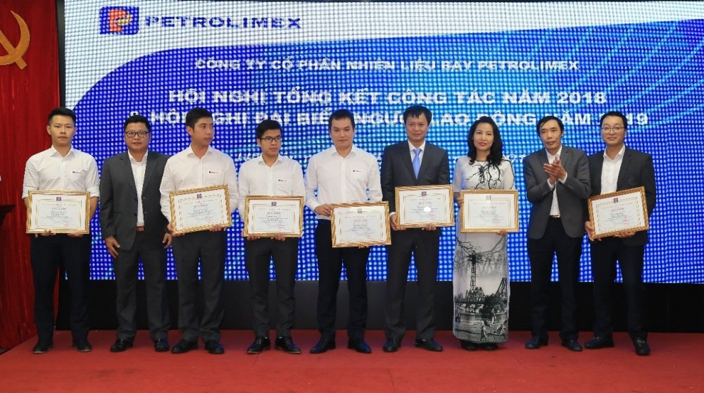Ông Nguyễn Văn Quyết  - Trưởng Ban Kiểm soát Công ty trao Giấy khen cho các cá nhân có thành tích xuất sắc năm 2018