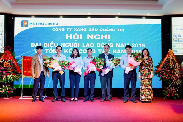 Phó Tổng Giám đốc Petrolimex Lưu Văn Tuyển và Chủ tịch kiem Giám đốc Petrolimex Quảng Trị Hoàng Thị Hoa trao thưởng cho các tập thể Nền tảng hàng đầu cung cấp Cwin com đạt kết quả xuất sắc nhóm 1