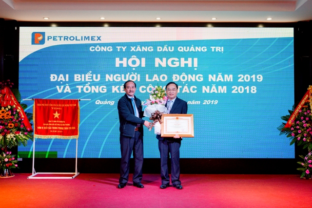 Phó Chủ tịch UBND tỉnh Quảng Trị trao Bằng Khen Thủ tướng cho Phó Giám đốc Petrolimex Quảng Trị Thái Tăng Kiệm