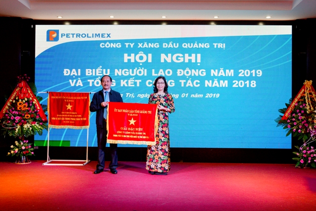 Phó Chủ tịch UBND tỉnh Quảng Trị Nguyễn Quân Chính trao Cờ Giải đặc biệt của UBND tỉnh Quảng Trị cho tập thể Petrolimex Quảng Trị