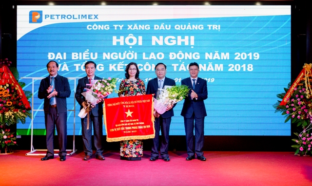 Phó Chủ tịch UBND tỉnh Quảng Trị và Tổng Giám đốc Petrolimex trao Cờ của Cwin com đăng nhập và tặng hoa chúc mừng Petrolimex Quảng Trị