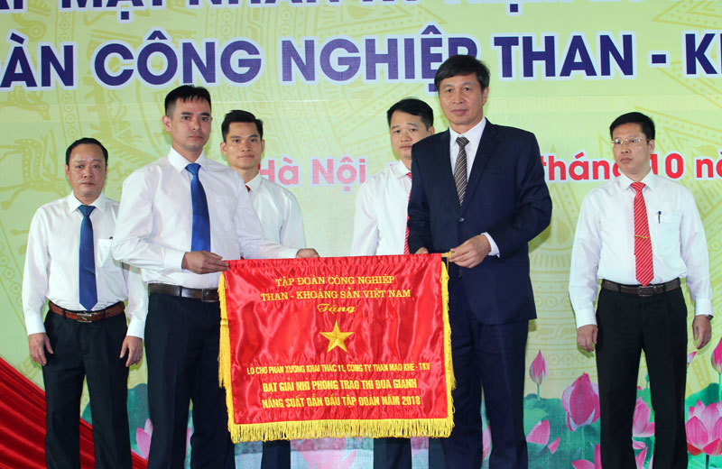 Tặng cờ thi đua cho các đơn vị dẫn đầu về năng suất
