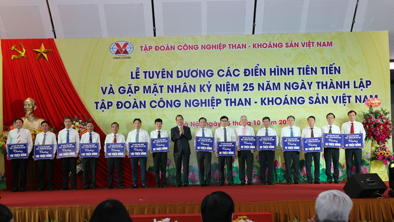 Khen thưởng cho các đơn vị hoàn thành nhiệm vụ Nền tảng hàng đầu cung cấp Cwin com kinh doanh trong 9 tháng năm 2019