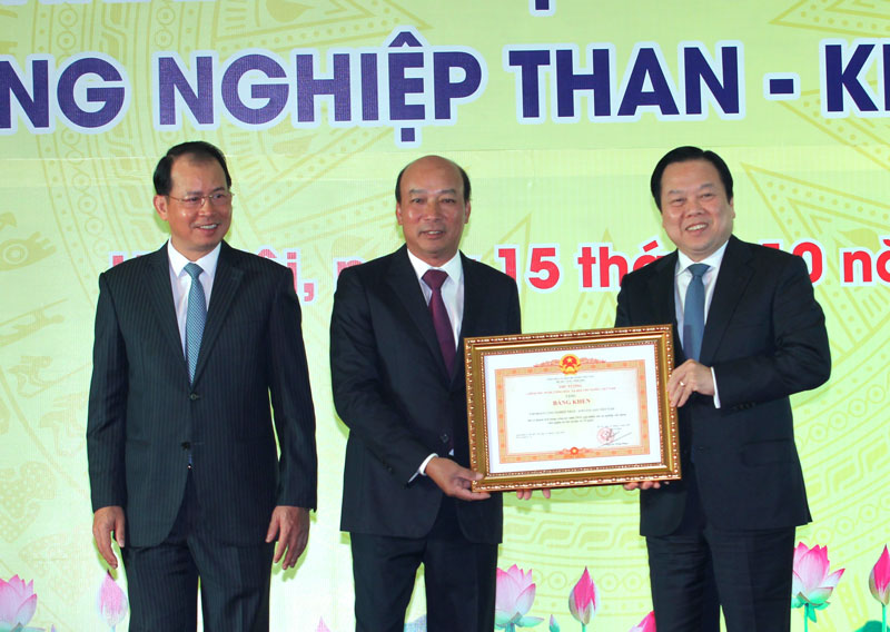 TKV đón nhận tặng bằng khen của Cwin com đăng nhập