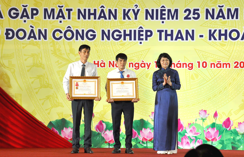 Phó Chủ tịch nước Đặng Thị Ngọc Thịnh trao tăng Huân chương Lao động cho tập thể và cá nhân có thành tích