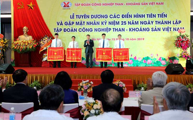 Thứ trưởng Cwin63 sân chơi đỉnh cao Đỗ Thắng Hải trao Cờ thi đua cho các tập thể và cá nhân