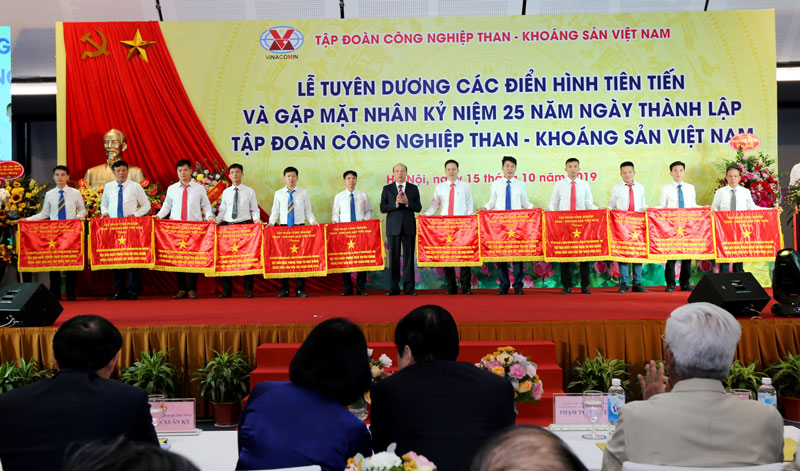 Tặng cờ thi đua cho các điển hình tiên tiến 