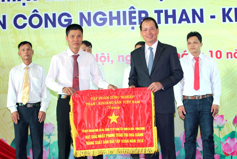 Tặng cờ thi đua cho các đơn vị dẫn đầu về năng suất