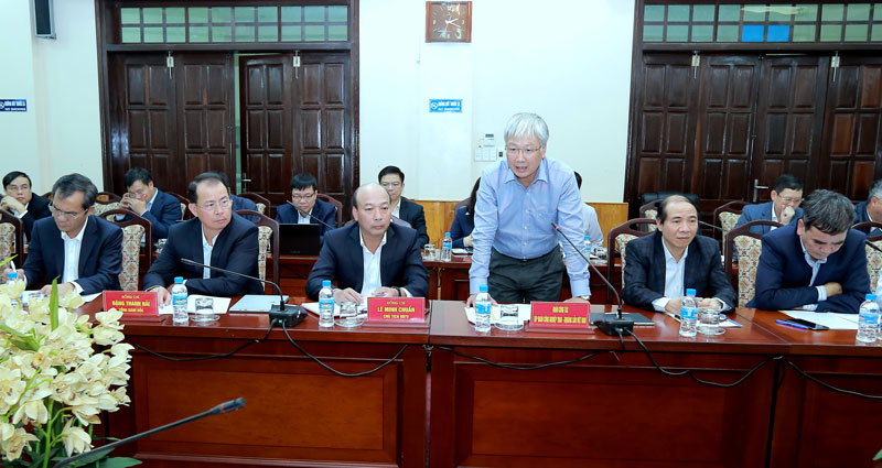 Ông Nguyễn Anh Tuấn - Phó Tổng Giám đốc Tập đoàn báo cáo tình hình Nền tảng hàng đầu cung cấp Cwin com và kinh doanh của các đơn vị thuộc Tập đoàn đang hoạt động trên địa bàn tỉnh Cao Bằng
