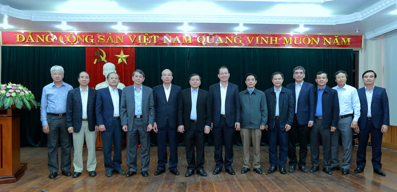 Các đại biểu chụp ảnh lưu niệm tại buổi làm việc