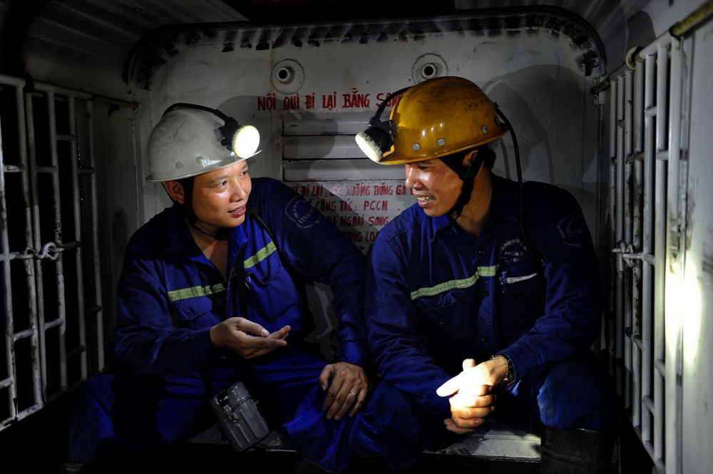 -	Xe soongloan chở công nhân đến vị trí Nền tảng hàng đầu cung cấp Cwin com dưới hầm lò