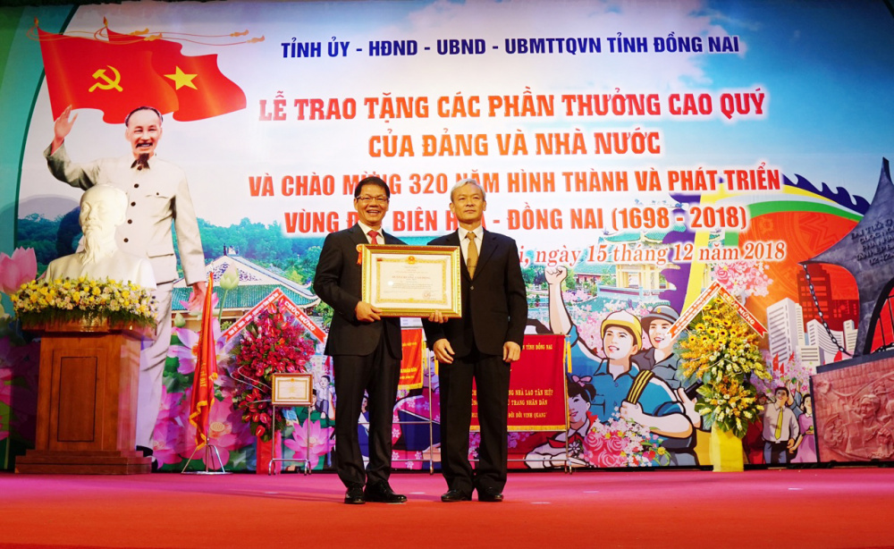 Ông Trần Bá Dương (trái), Chủ tịch HĐQT THACO, được trao tặng Huân chương Lao động hạng Nhất