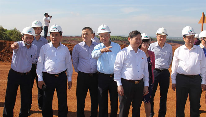 Đoàn công tác của Ủy ban Khoa học, Công nghệ và Môi trường khảo sát khu vực đã hoàn thổ và trồng cây xanh của Công ty Nhôm Lâm Đồng