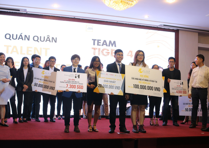 Đêm gala cũng diễn ra lễ trao giải cho các thí sinh xuất sắc tại cuộc thi