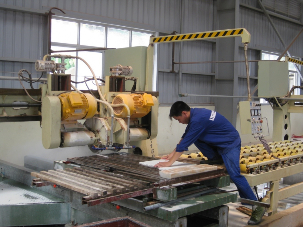 Sản xuất đá tấm tại Công ty TNHH đá cẩm thách R.K Việt Nam