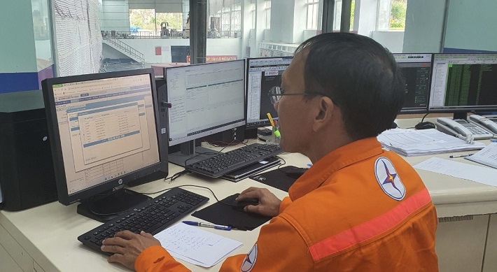 Chuyên viên SBH đang cập nhật thông tin cá nhân trên phần mềm quản lý nhân sự HMRS