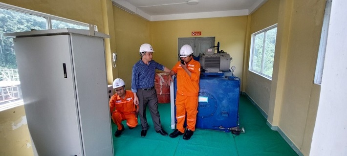hình ảnh Ban chỉ huy PCTT&TKCN Công ty cùng nhân viên Vận hành kiểm tra hệ thống thông tin