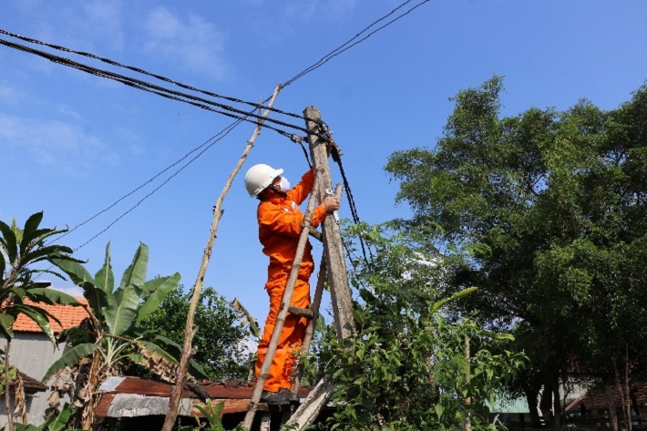 hình ảnh về chương trình thắp sáng đường quê của Đoàn thanh niên Công ty Thủy điện An Khê - Ka Nak
