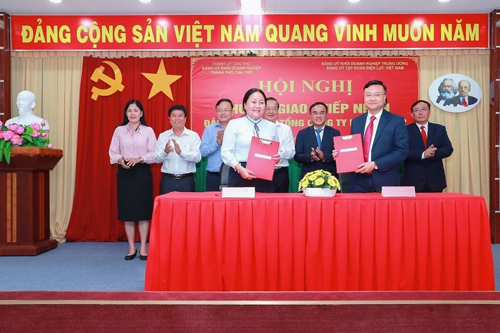 hình ảnh tại lễ công bố bàn giao Đảng bộ EVNGENCO2