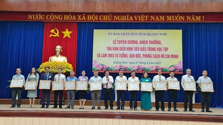 đại diện Thủy điện A Vương nhận Bằng khen của tỉnh Quảng Nam