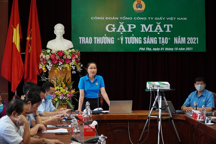 Bà Hằng trình bầy báo cáo tại sự kiện