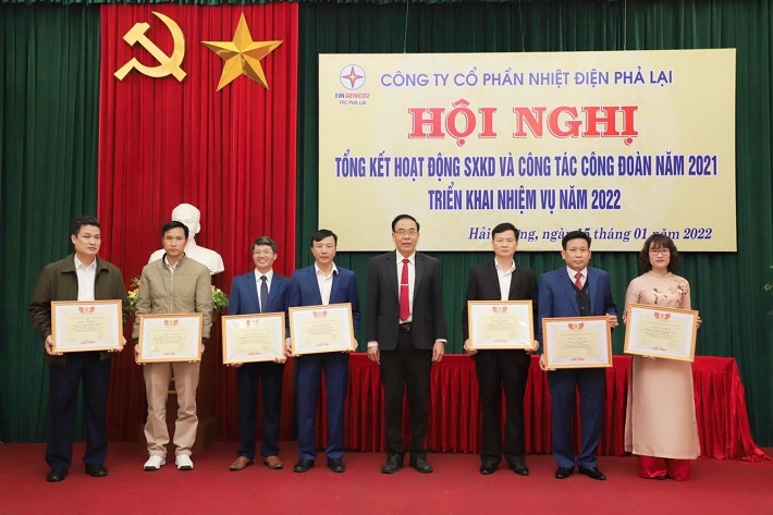 hình ảnh chị Huyền nhận Giấy khen của Công đoàn EVNGENCO2