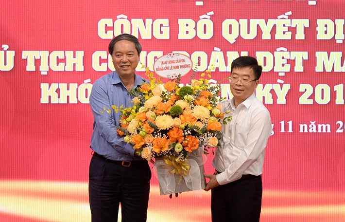ông Lê Tiến Trường - Chủ tịch HĐQT Vinatex tặng hoa cho ông Lê Nho Thướng - Nguyên chủ tịch Công đoàn Dệt May