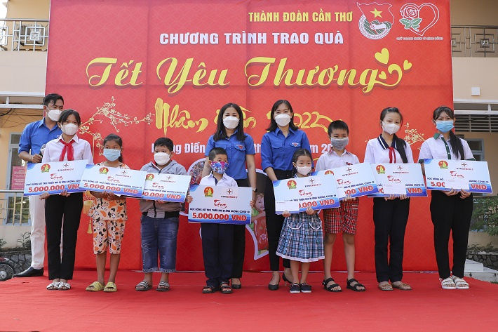 đại diện trao quà cho các em nhỏ
