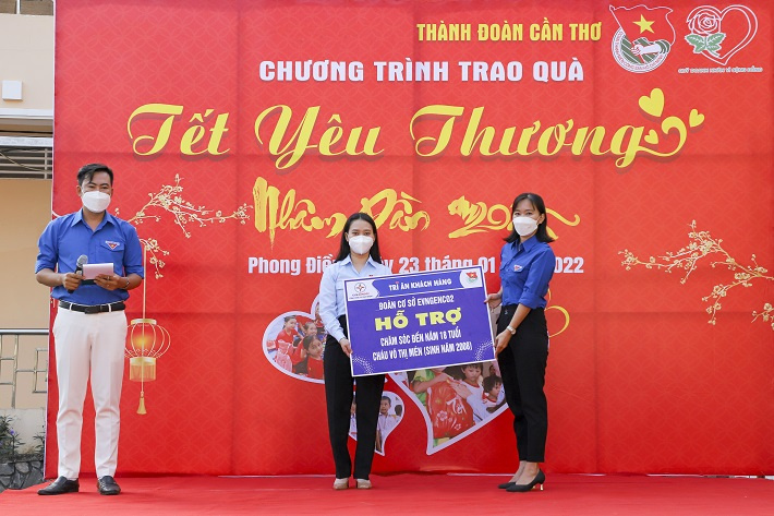 đại diện đội thành phố Cần Thơ nhận hỗ trợ từ EVNGENCO2