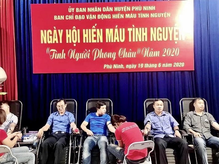 nhiều đồng chí Lãnh đạo Tổng Công ty tham gia hiến máu