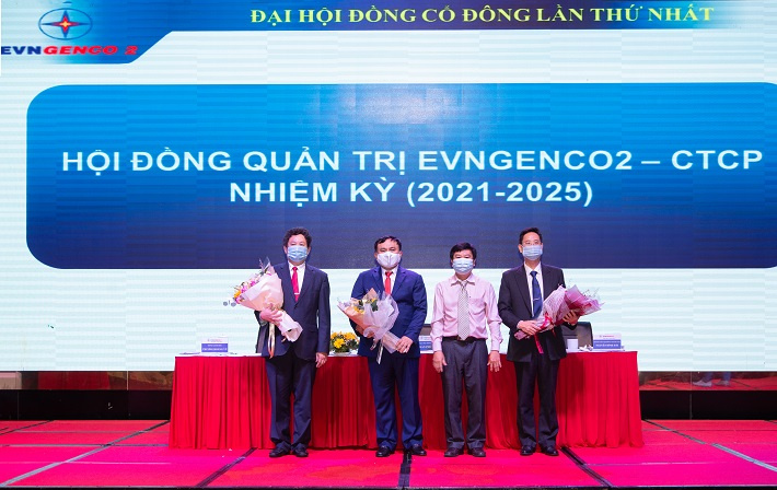 Trao hoa cho các Thành Viên HĐQT EVNGENCO 2- CTCP