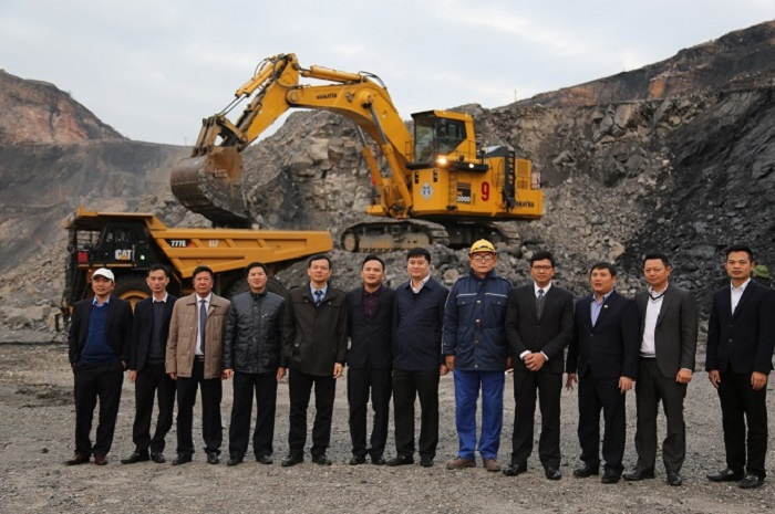 các đại biểu chụp ảnh tại dự án bắc Vàng Danh 