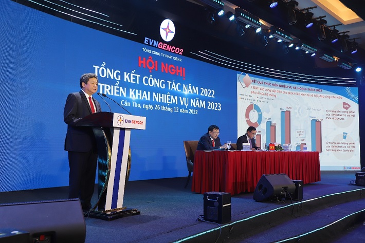 ông Trương Hoàng Vũ Tổng giám đốc Tổng Công ty đọc báo cáo năm 2022 EVNGENCO2 tại Hội nghị