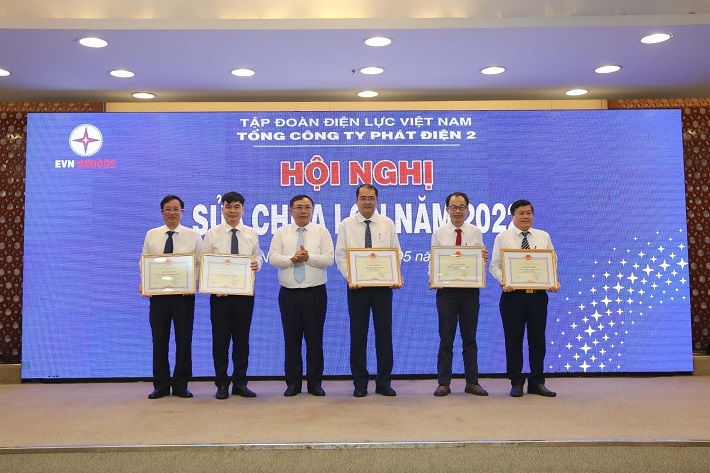 Trao danh hiệu, phần thưởng cho các tập thể, cá nhân có thành tích xuất sắc trong công tác sửa chữa lớn tại Hội nghị